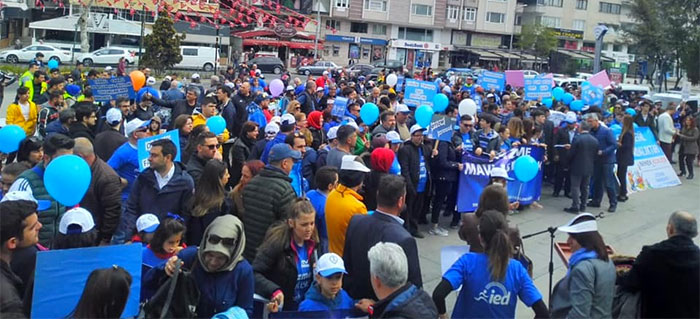 Çorlu'da 'Otizme farkındalık' için yürüdüler