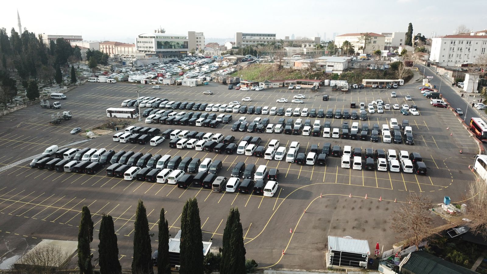 Yüzlerce lüks araç otoparklara çekildi