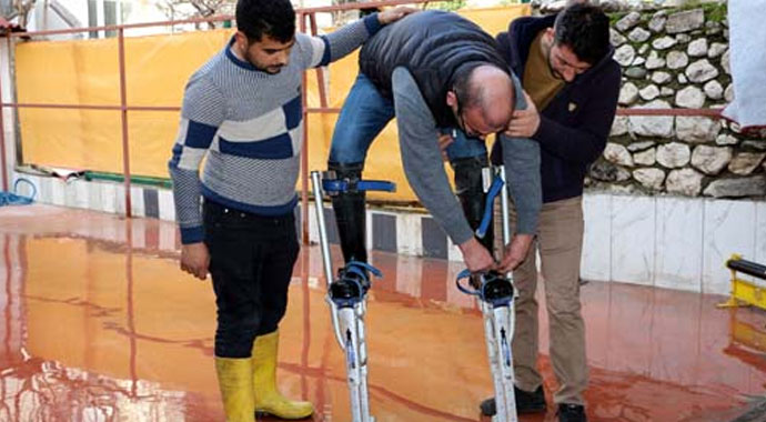 Oto yıkamacı, ayarlanabilir ayakla araçları daha iyi yıkıyor