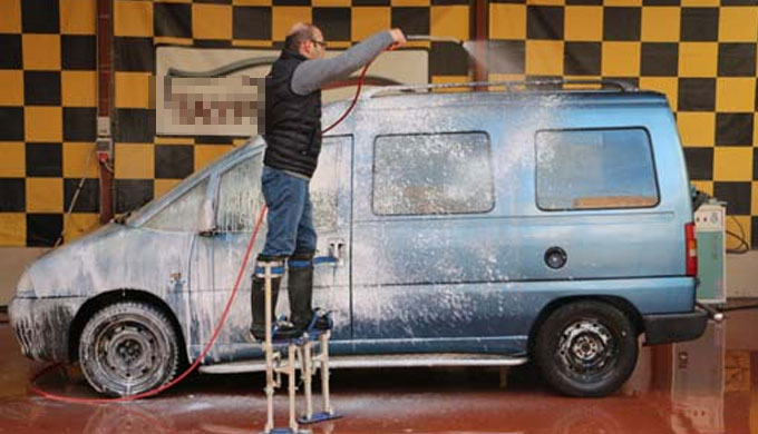 Oto yıkamacı, ayarlanabilir ayakla araçları daha iyi yıkıyor