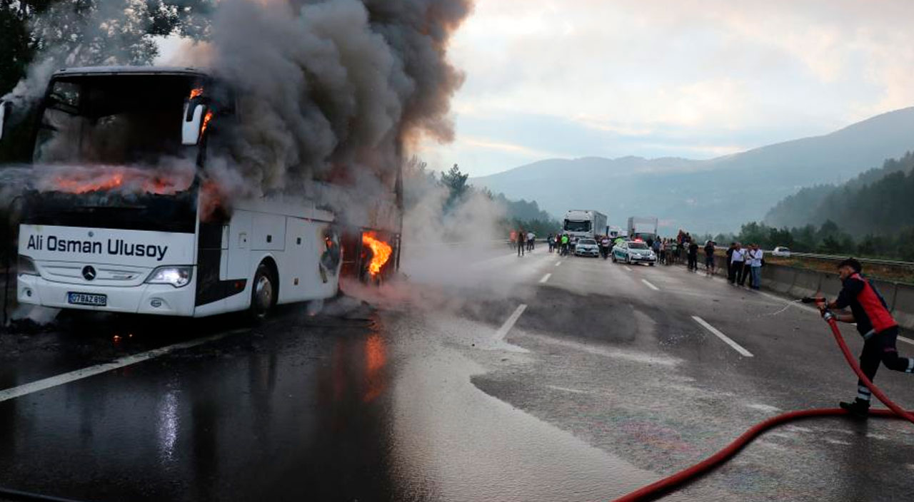 TEM'de otobüs alev alev yandı: 45 yolcu son anda kurtarıldı