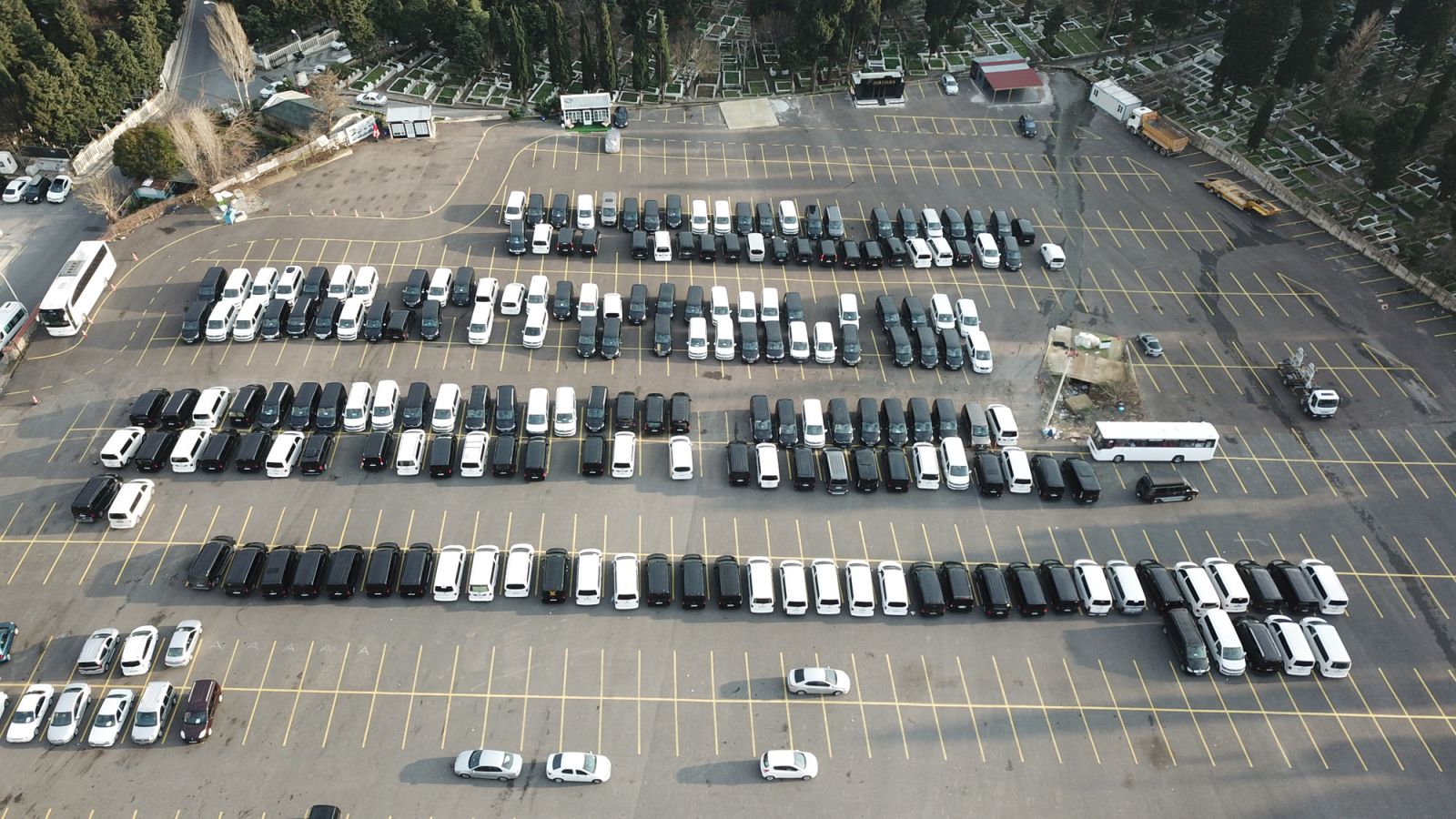 Yüzlerce lüks araç otoparklara çekildi