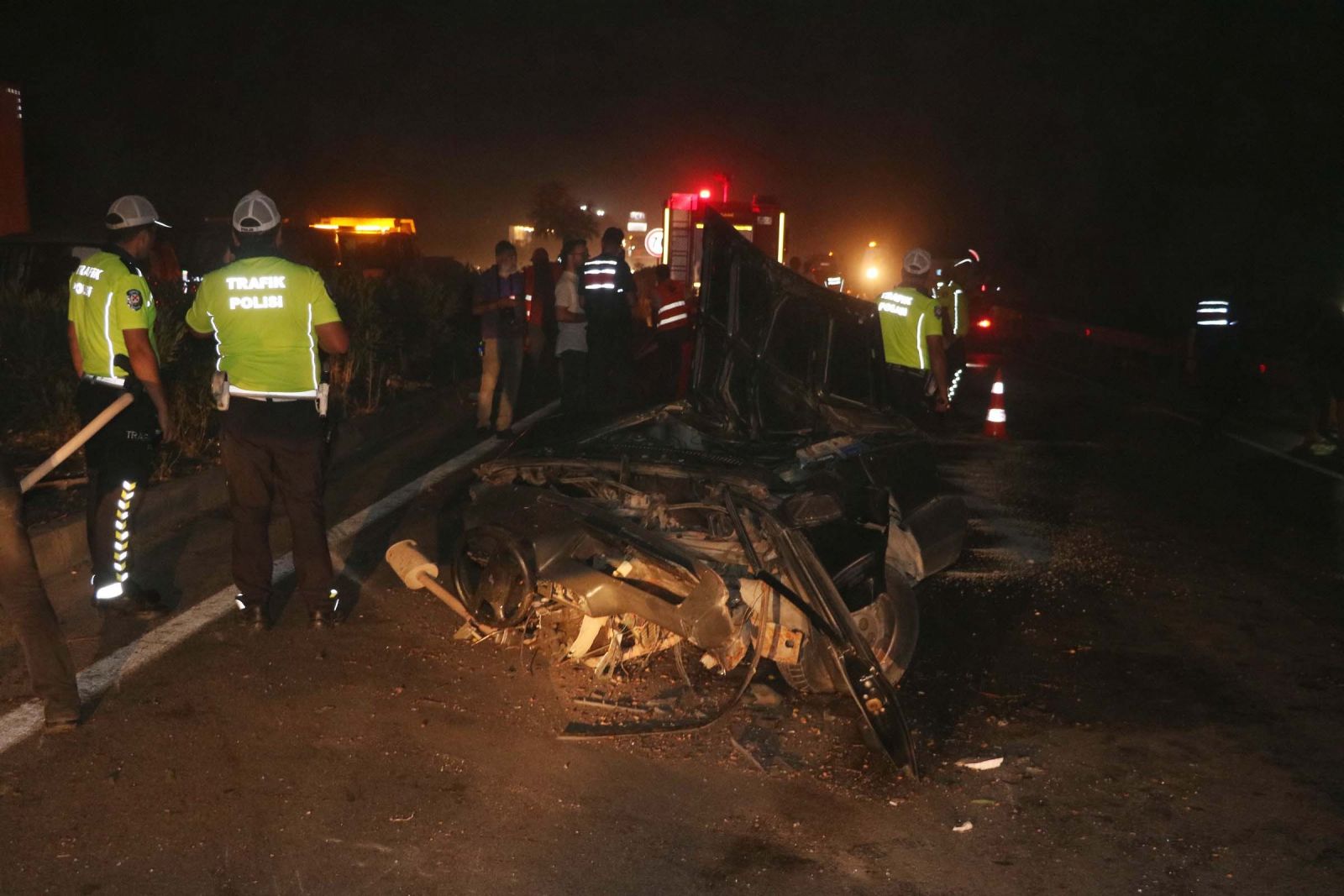Feci kaza! Otomobil ikiye bölündü, yarısı dereye uçtu: 3 yaralı