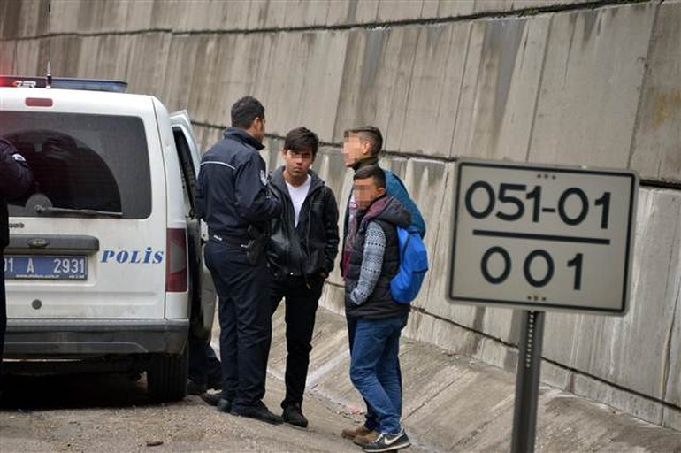Otoyol tüneline kız arkadaşının ismini yazan liseliye polis sürprizi