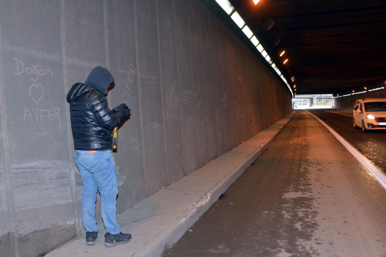 Otoyol tüneline kız arkadaşının ismini yazan liseliye polis sürprizi