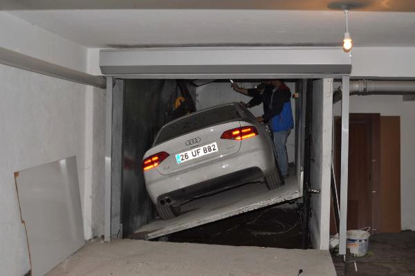 Otomobilini 1 yıldır apartman asansöründen çıkaramıyor