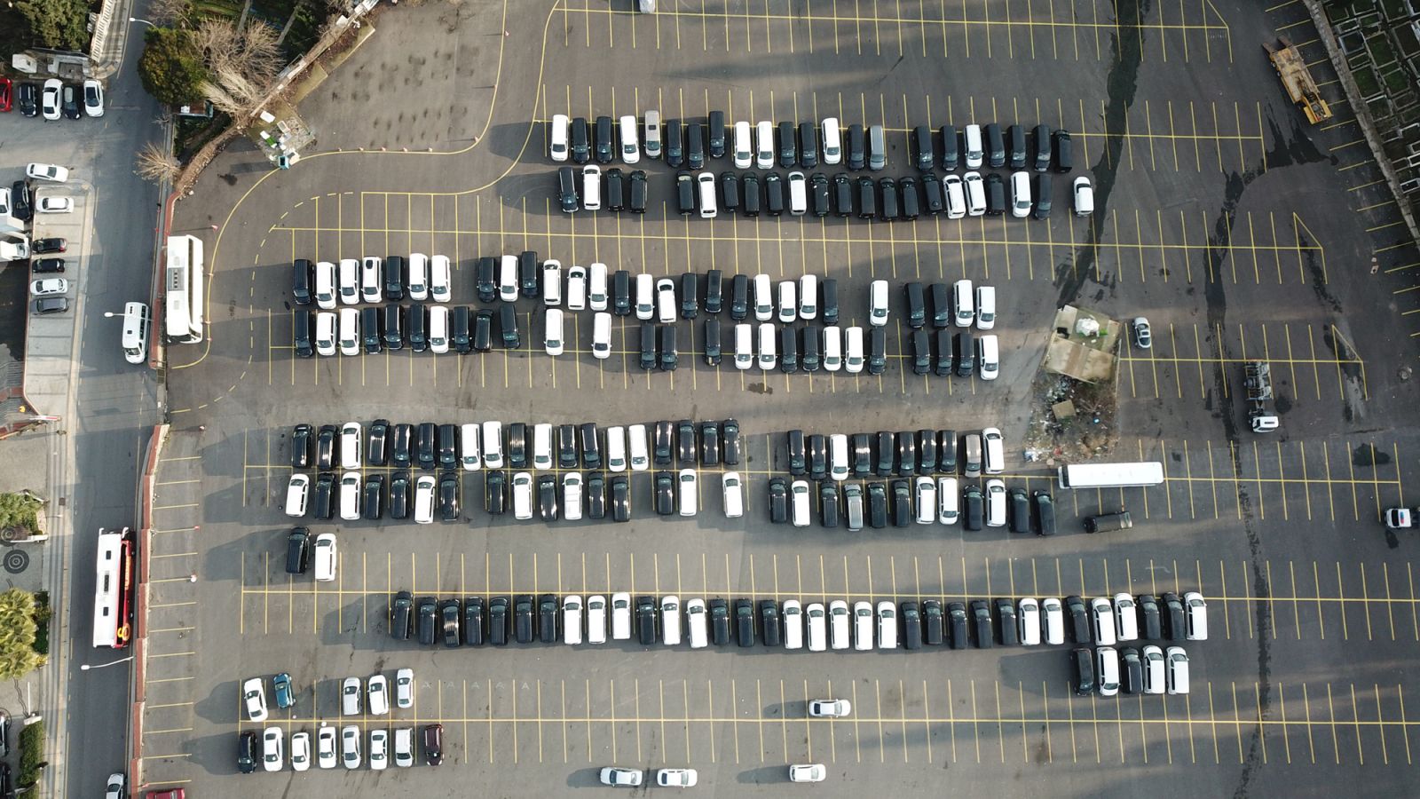 Yüzlerce lüks araç otoparklara çekildi