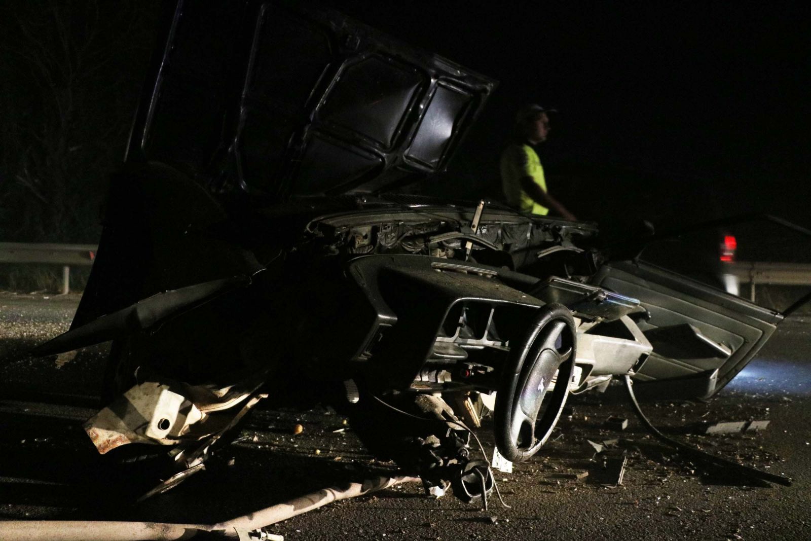 Feci kaza! Otomobil ikiye bölündü, yarısı dereye uçtu: 3 yaralı