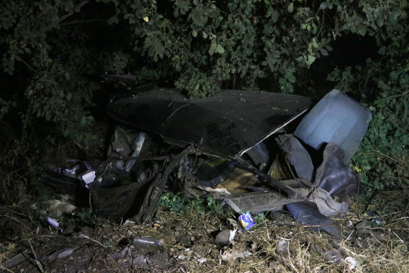 Feci kaza! Otomobil ikiye bölündü, yarısı dereye uçtu: 3 yaralı