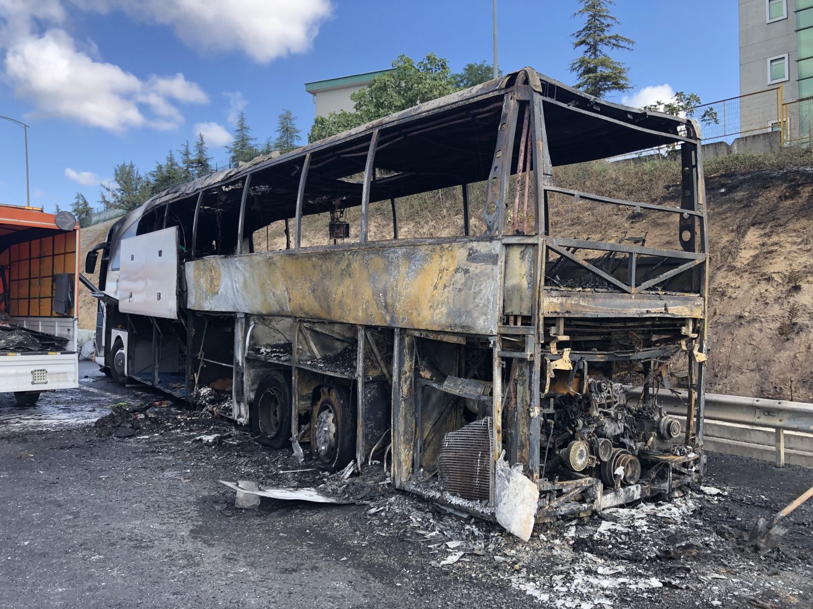 TEM’de yanan yolcu otobüsü kullanılmaz hale geldi