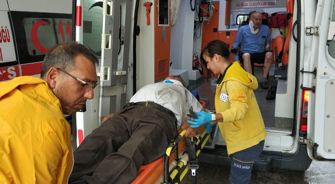 Sağanak yağıştan kayan halk otobüsü tarlaya yuvarlandı: 4 yaralı