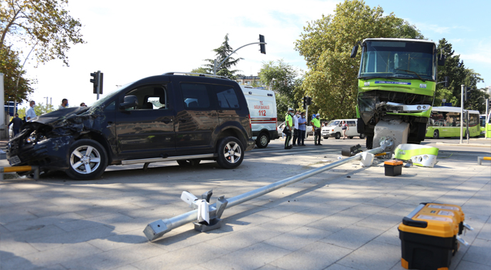 Halk otobüsü şaha kalktı: 7 yaralı