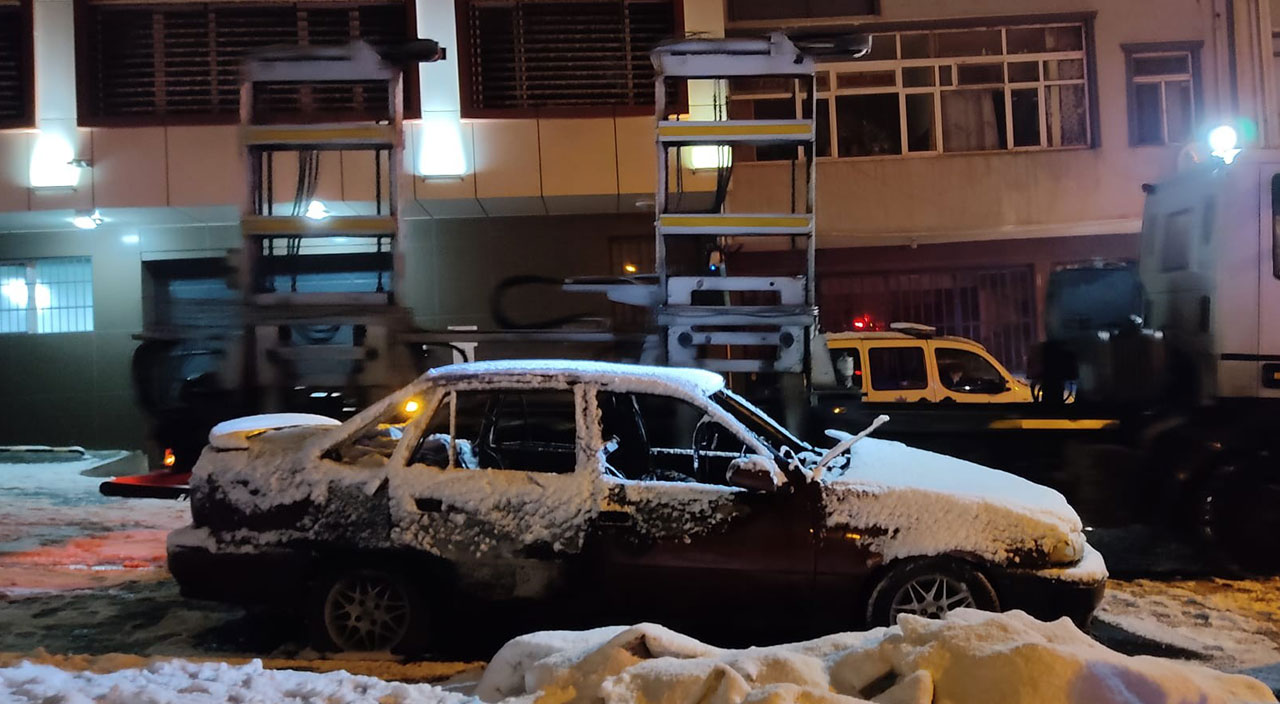 10 yıldır park halindeydi: Yanan araçtan ceset çıktı