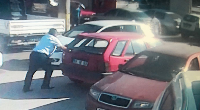 Satıp parasını alamadığı otomobilini iterek kaçırırken güvenlik kamerasına yakalandı