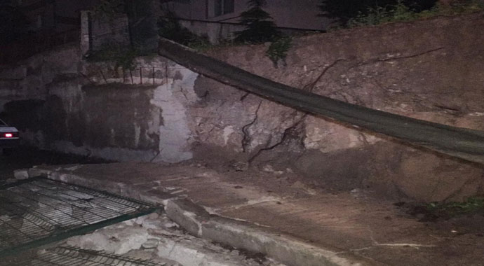 Başkent’te istinat duvarı otomobillerin üzerine çöktü
