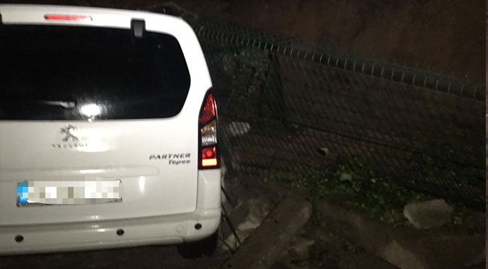 Başkent’te istinat duvarı otomobillerin üzerine çöktü