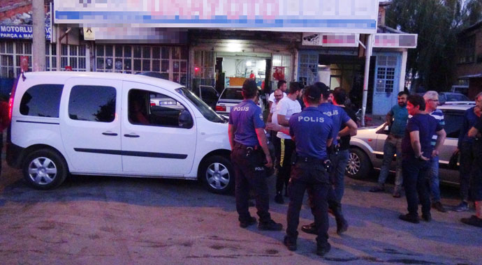 Satıp parasını alamadığı otomobilini iterek kaçırırken güvenlik kamerasına yakalandı