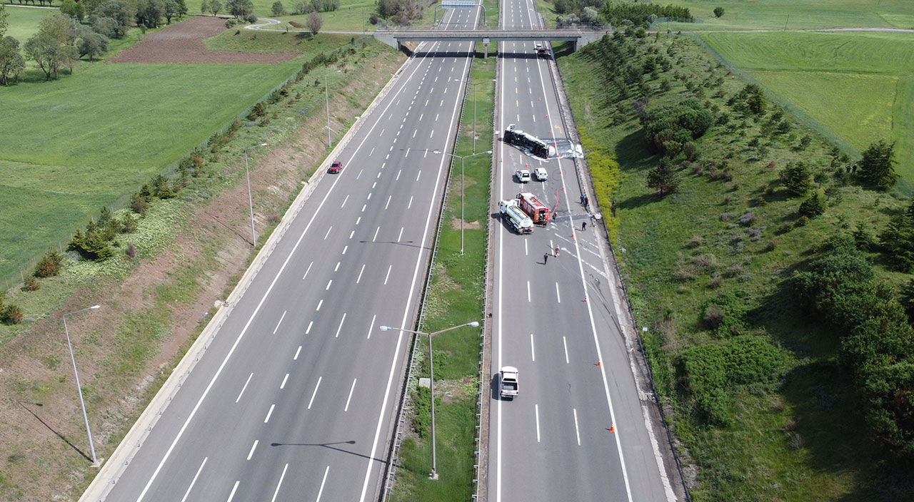 Anadolu Otoyolu'da tanker devrildi: Ankara ve İstanbul istikameti trafiğe kapandı Anadolu Otoyolu'da tanker devrildi: Ankara ve İstanbul istikameti trafiğe kapandı