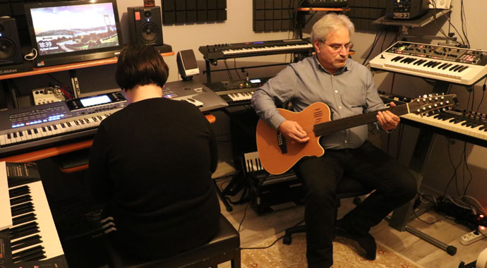 Otizmli kızının tedavisi için evini müzik stüdyosuna çevirdi