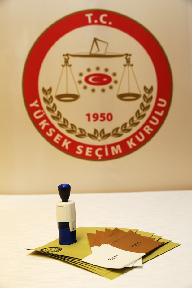 Oy pusulaları basın mensuplarına gösterildi