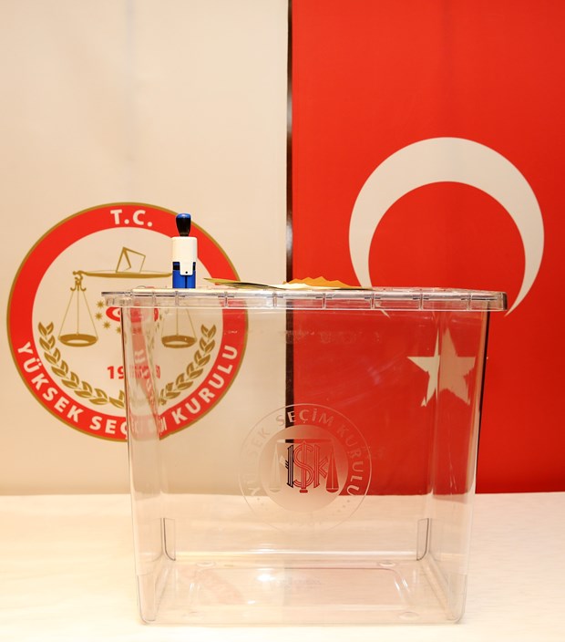 Oy pusulaları basın mensuplarına gösterildi