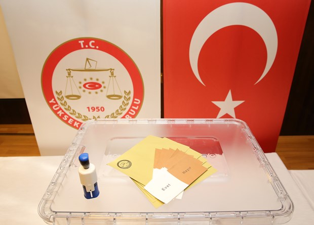 Oy pusulaları basın mensuplarına gösterildi