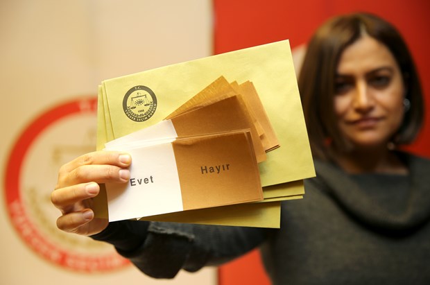 Oy pusulaları basın mensuplarına gösterildi