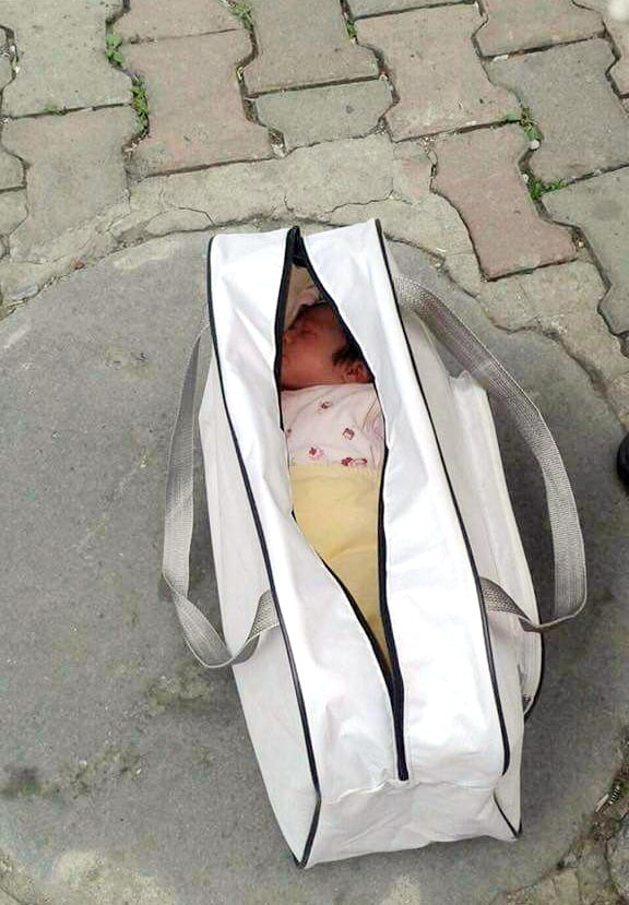 İstanbul'da temizlik görevlileri, çöplerin arasına bırakılmış yeni doğmuş bebek buldu