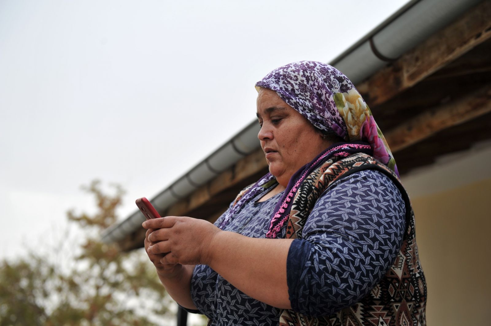 Bir köy isyanda! Ulaşmak için çatılara çıkıyorlar