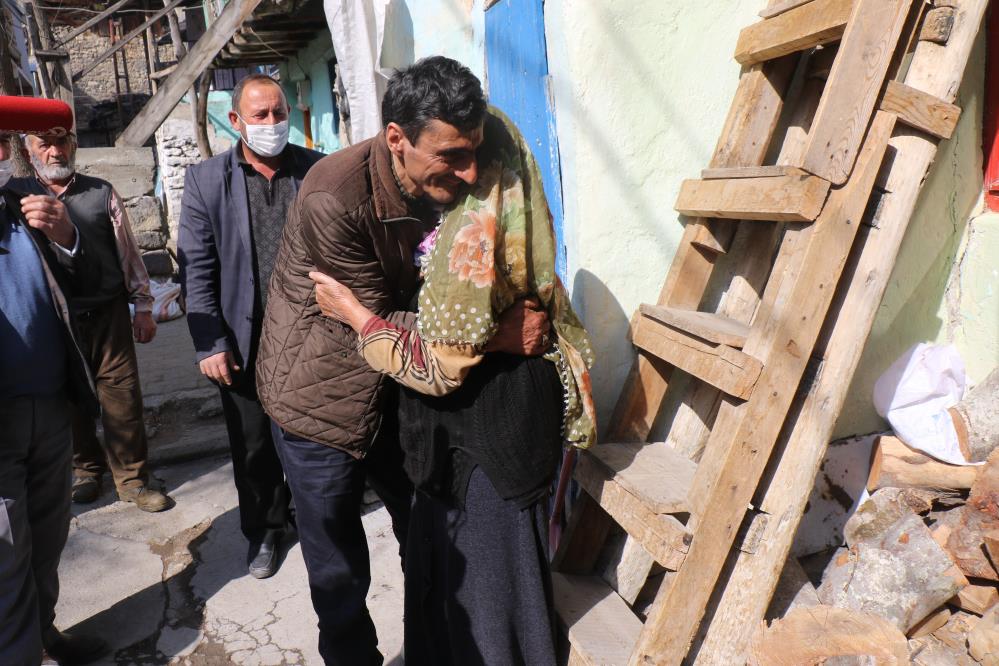 Öldü sandığı oğluna 15 yıl sonra kavuştu