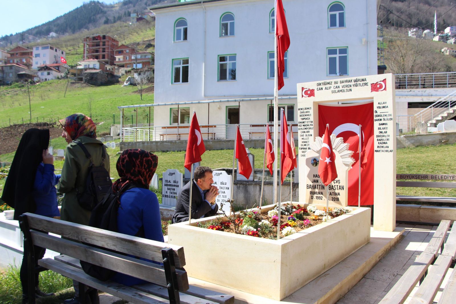 Şehit oğlunun hasretini balmumu heykeli ile gidermeye çalışıyor