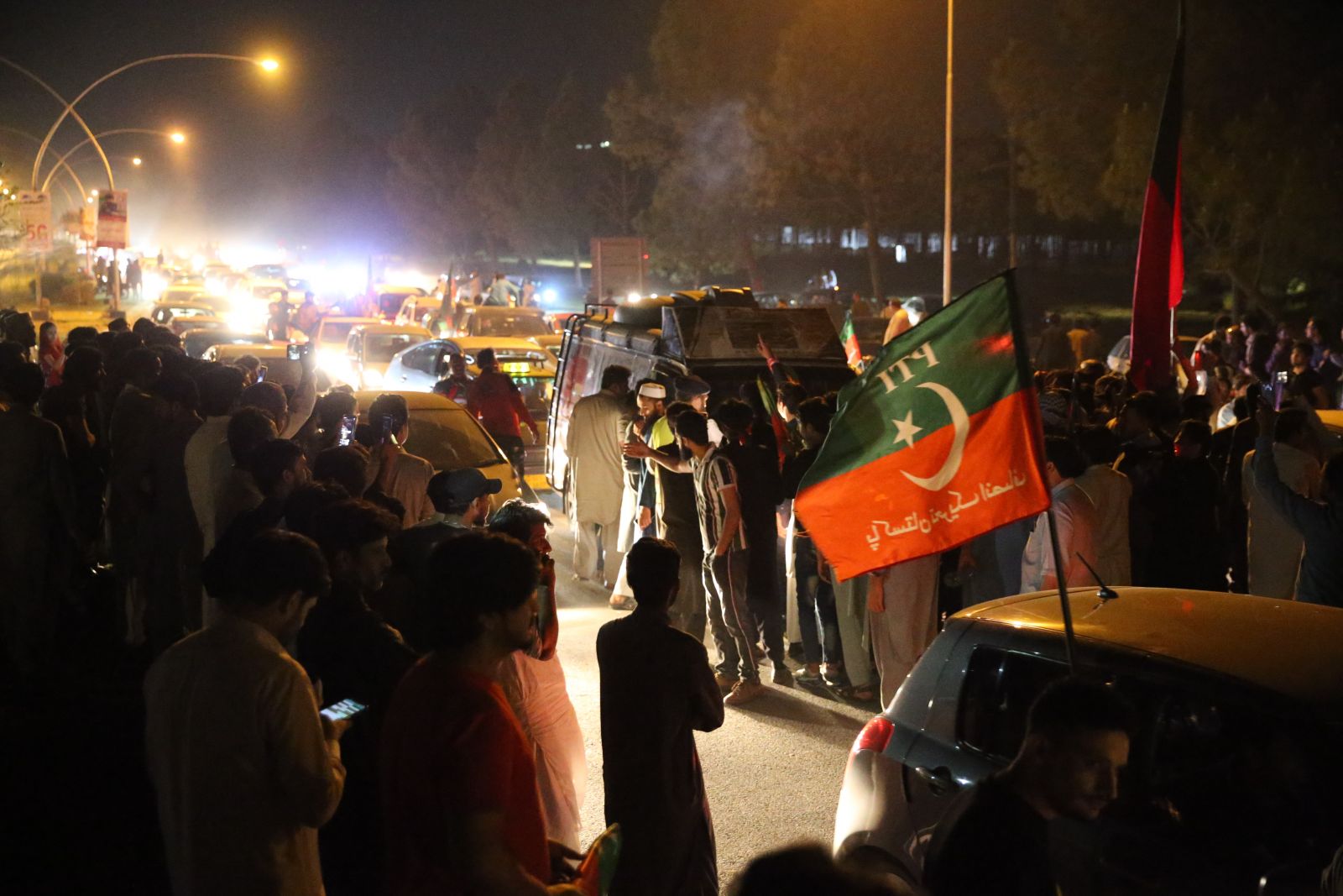 Pakistan, başbakanlıktan alınan Khan için sokağa döküldü