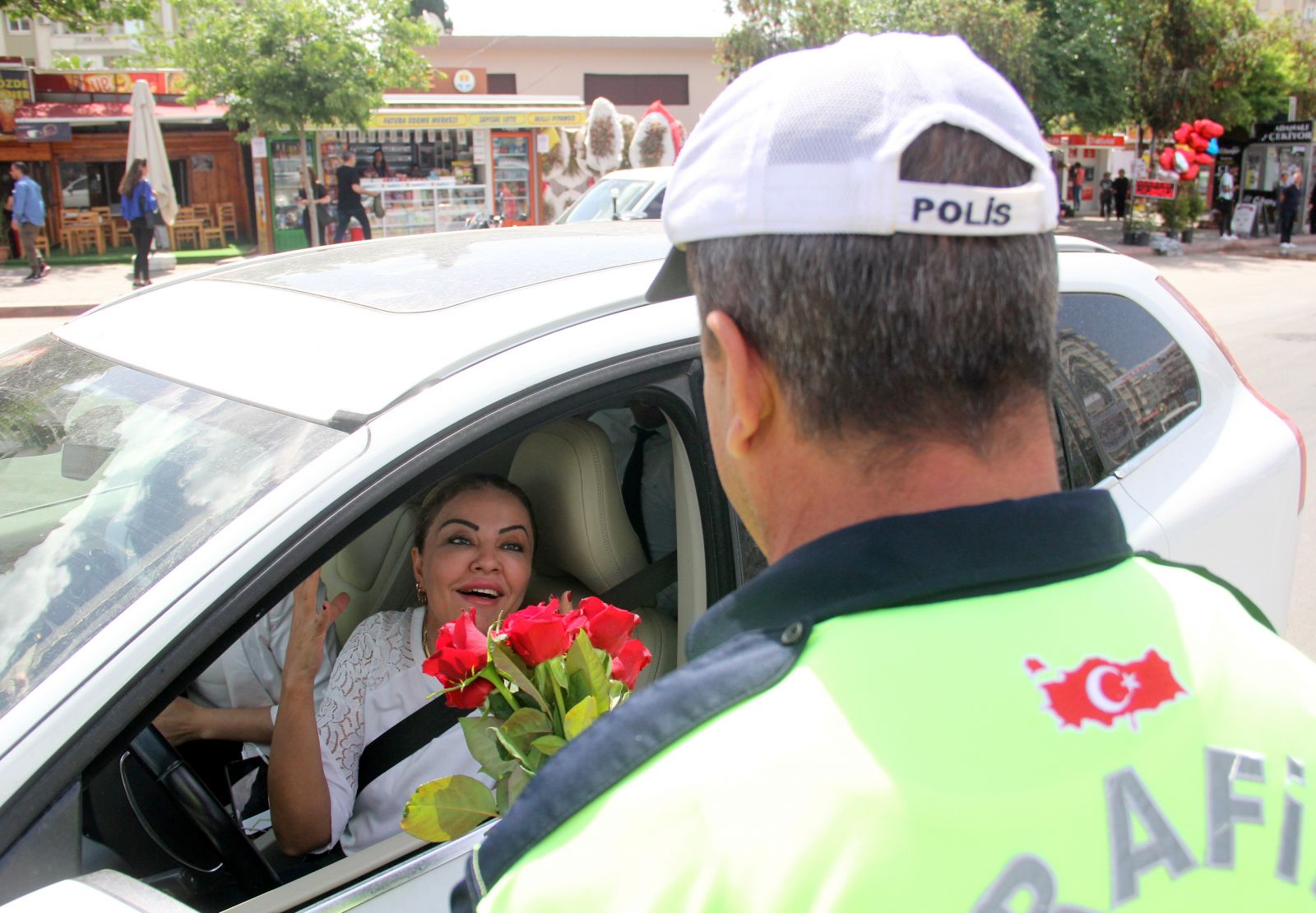 Yaya uygulamasında gül uzatılan kadın sürücü şoke oldu