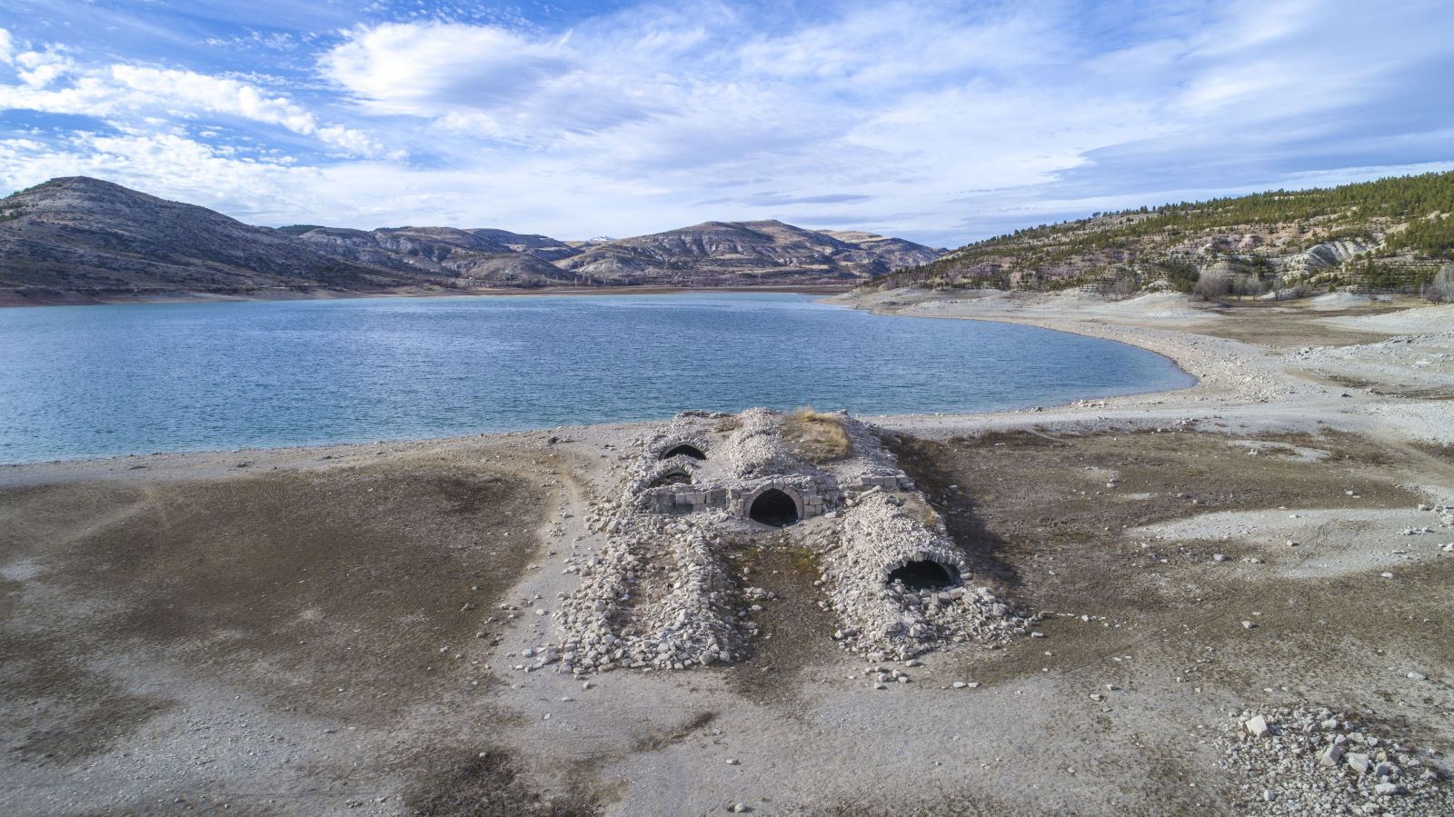 Baraj suyu çekilince Selçuklu hanı ortaya çıktı