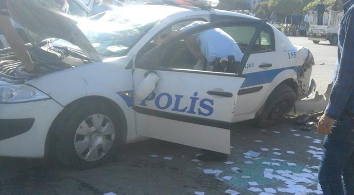 Polis aracı kaza yaptı: 4 yaralı
