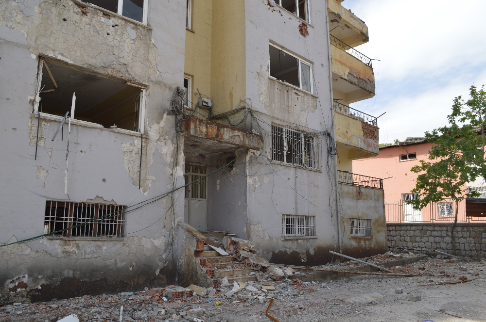 PKK'lılar kamu binalrını bu hale getirdi