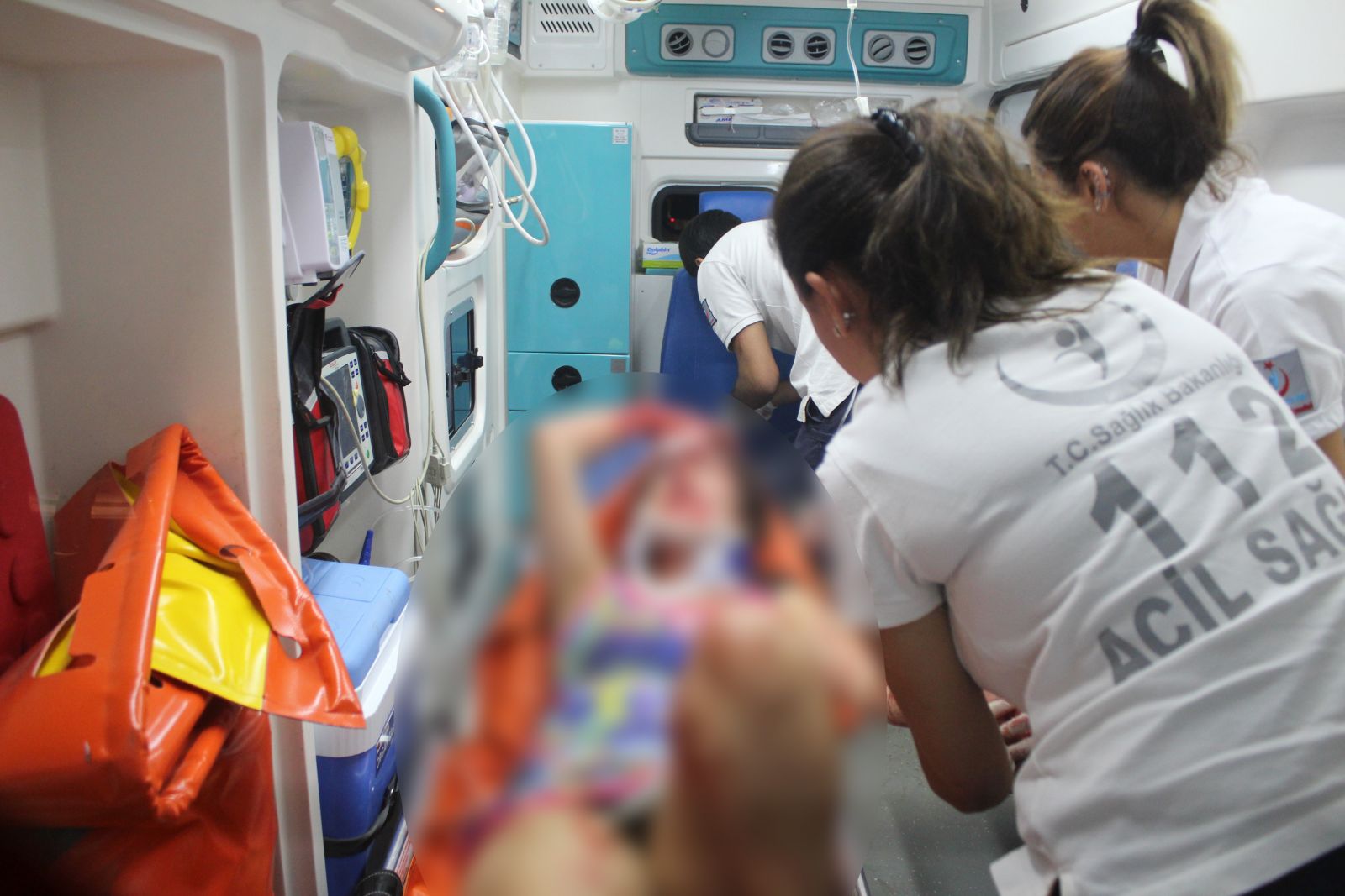 Mermi boğazından girdi, kaşından çıktı!