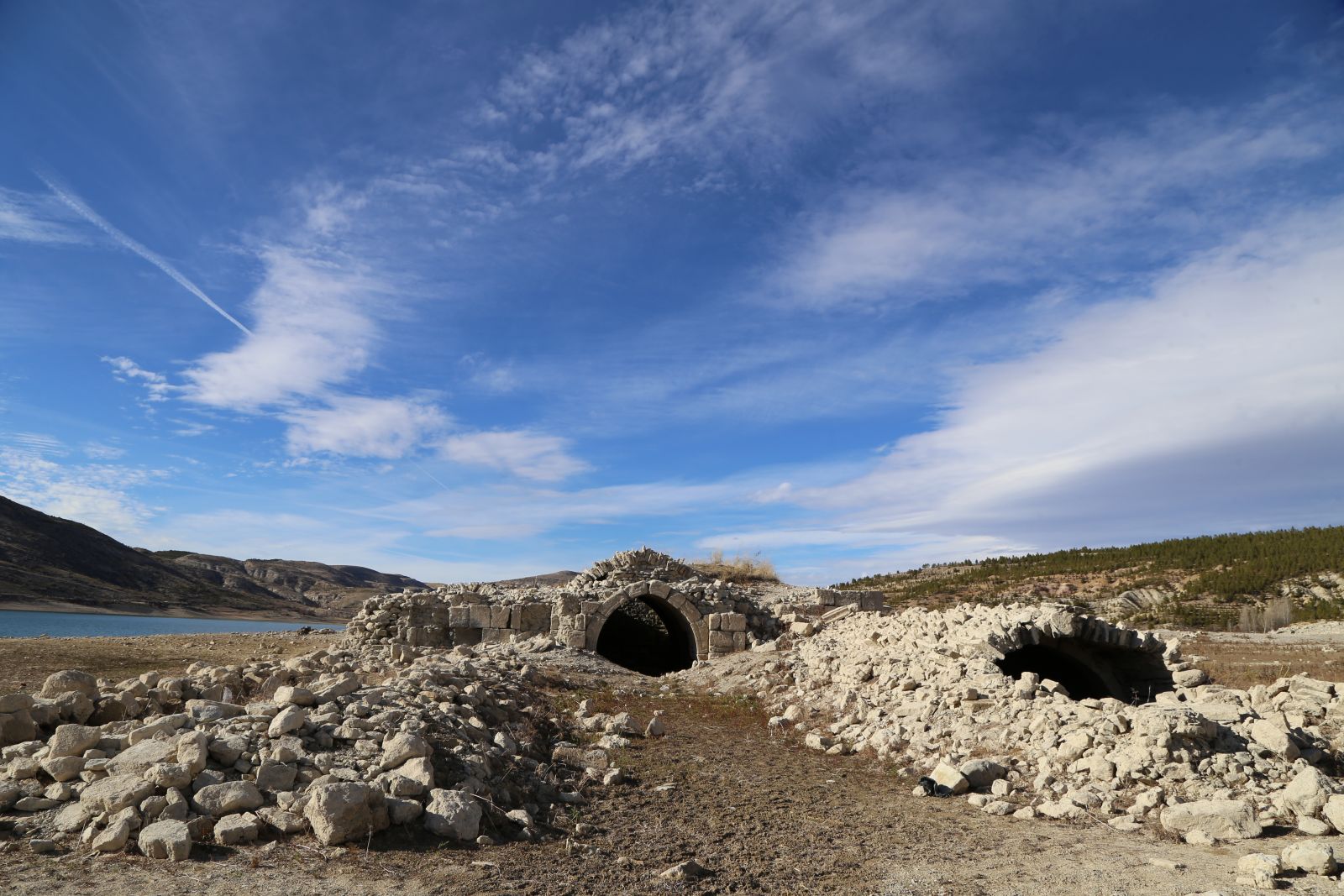 Baraj suyu çekilince Selçuklu hanı ortaya çıktı