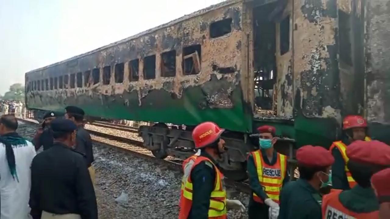 Pakistan'da tren yangını faciası! Çok sayıda ölü var