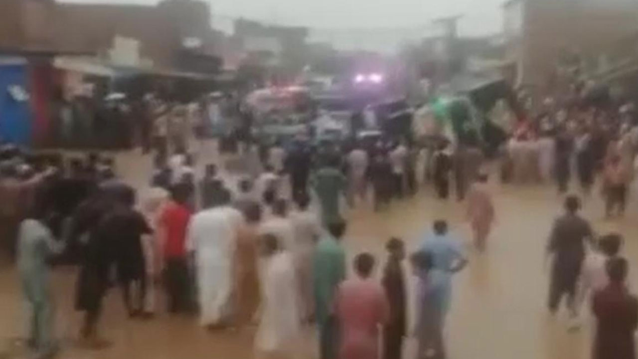 Pakistan'da feci kaza! Kamyon yolcu otobüsünün üzerine devrildi: Çok sayıda ölü ve yaralı var