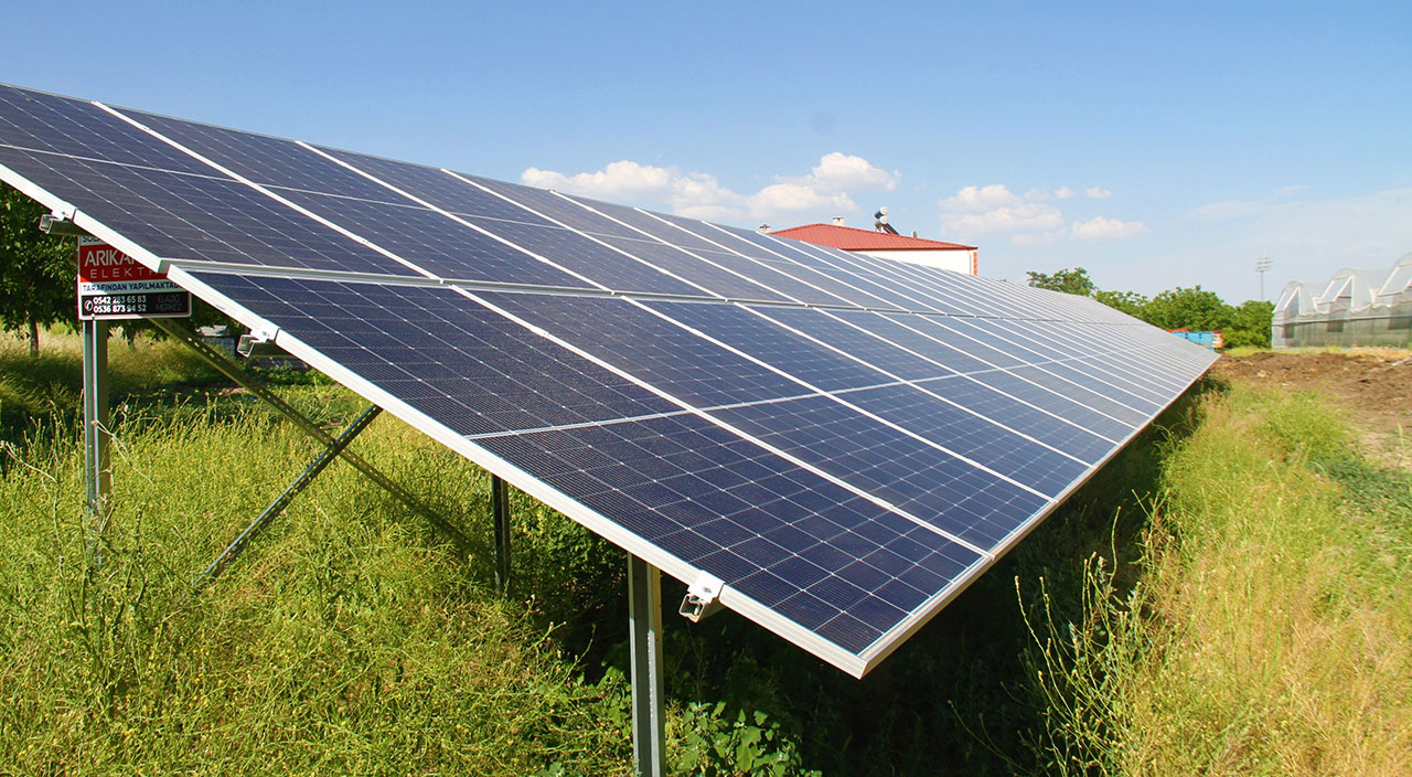 Elektrik üretiyor ama faydalanamıyor: Tasarruf etmek için kurdu, hepsi boşa gidiyor Elektrik üretiyor ama faydalanamıyor: Tasarruf etmek için kurdu, hepsi boşa gidiyor
