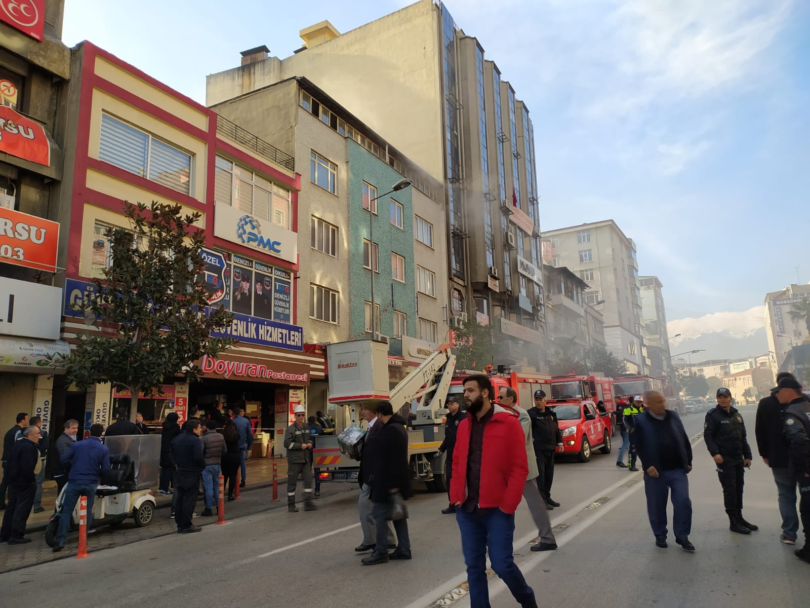 Mağazada çıkan yangın büyük paniğe neden oldu!