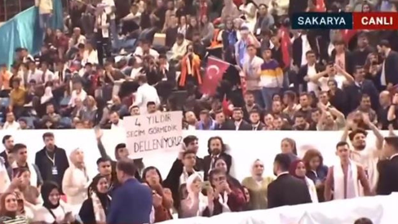 Cumhurbaşkanı Erdoğan gördüğü pankarta kayıtsız kalamadı: 8 ay sonra birilerini deli edeceksiniz