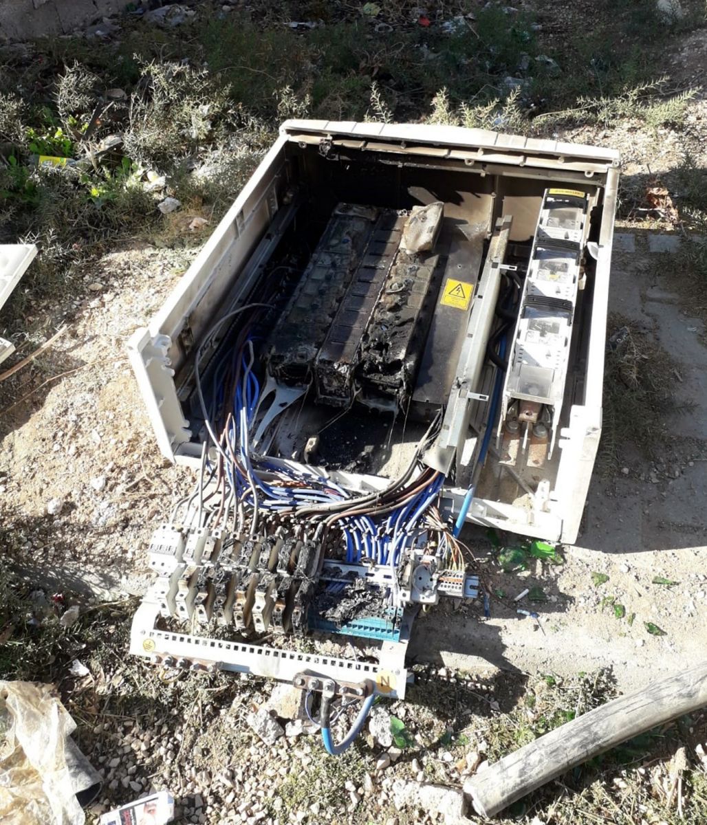 Mardin’de kaçak elektriği önleyen panoları kırıp yaktılar