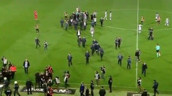 Büyük skandal! Başkan silahla sahaya girdi