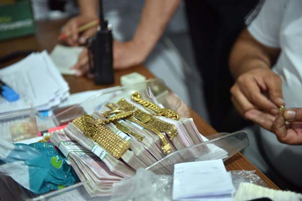 Yaşlı kadın otobüste unuttuğu servetini teslim aldı