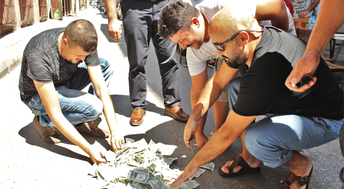 Müzisyenler sokak ortasında 5 bin doları yaktı