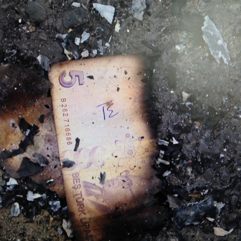 94 bin TL’yi ateşe verip yaktı