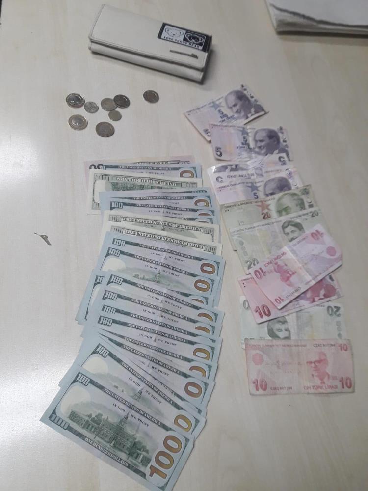 Tramvayda unutulan içi dolar dolu cüzdan sahibine ulaştırıldı