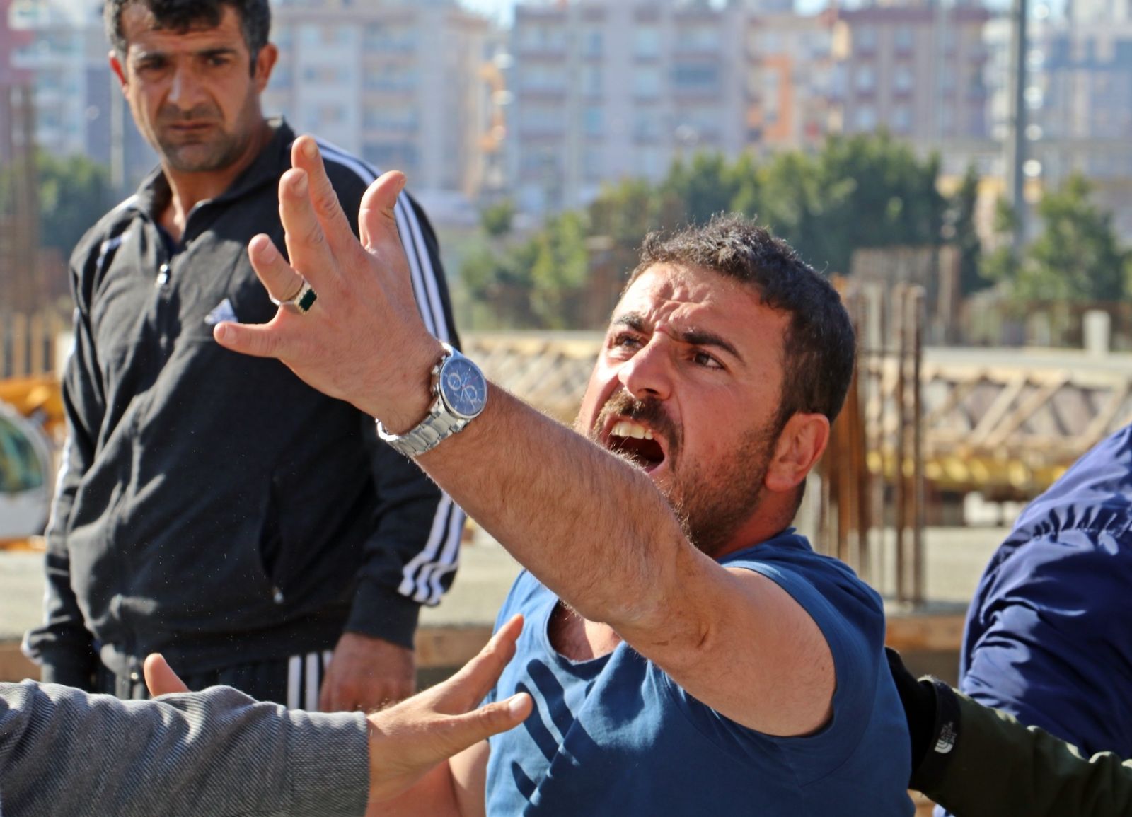 İnşaat işçileri paralarının yanışını izledi!